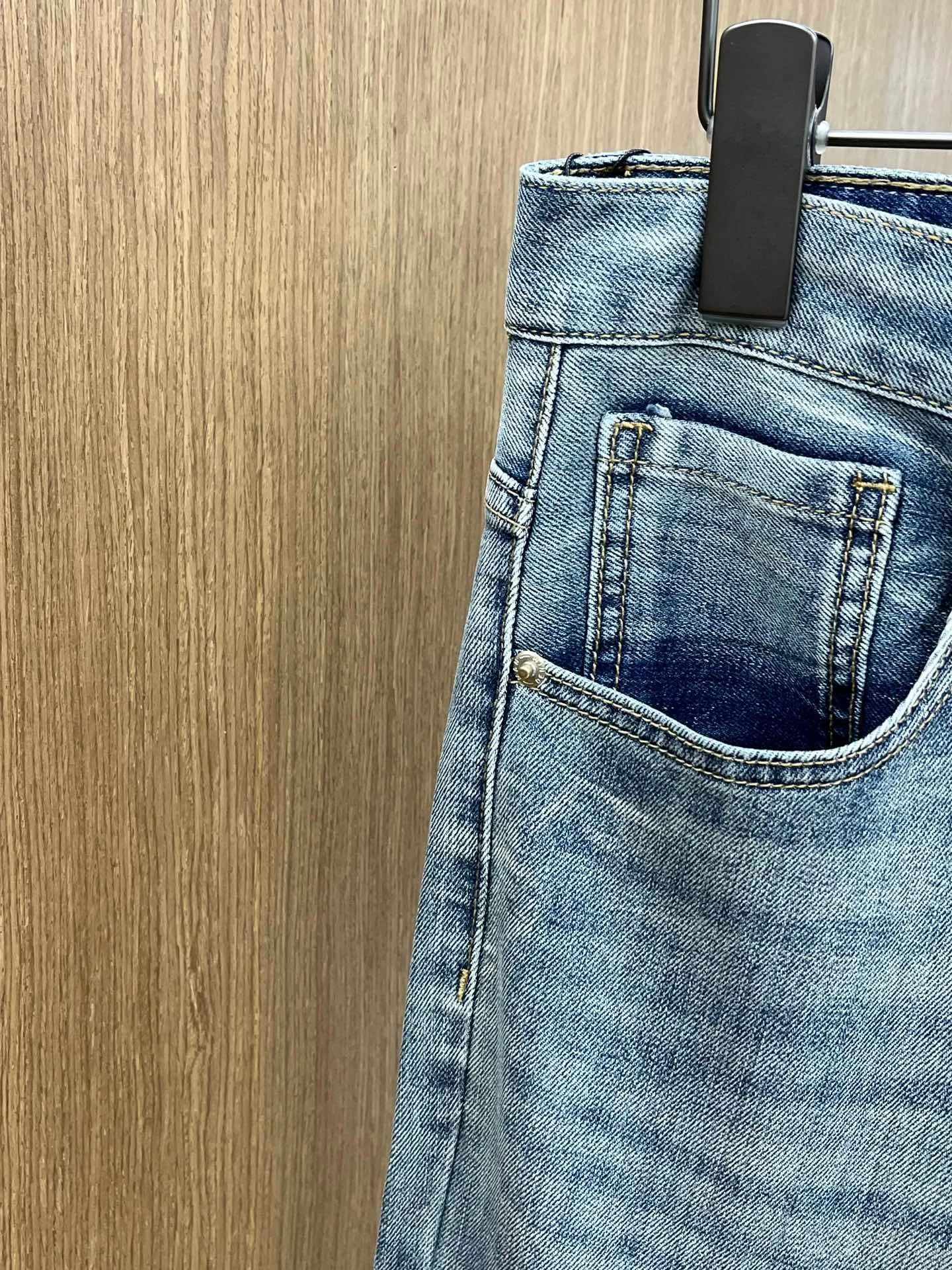 P250 Polo high-end customization 25ss spring and summer new style men's small straight original jeans Early spring new style super soft, stretch fabric, complex handicraft superposition, any washing process will turn into a completely different color effect if you stay for a few seconds longer, so it is more precious, especially durable and taste-resistant... Use the best elastic texture of tannins, genuine leather labels, high-end metal accessories... to create a unique and original jeans style! Original hardware accessories, super correct fit, comfortable and breathable, extremely high-grade, XD counter quality, handsome upper body. Code number: 28-38 no 35 37